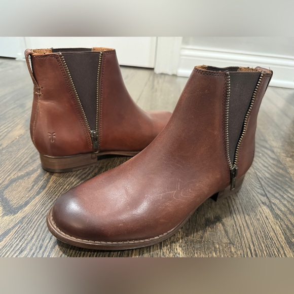 FRYE | Leather Carly Chelsea Boot (8) - Picture 7 of 12